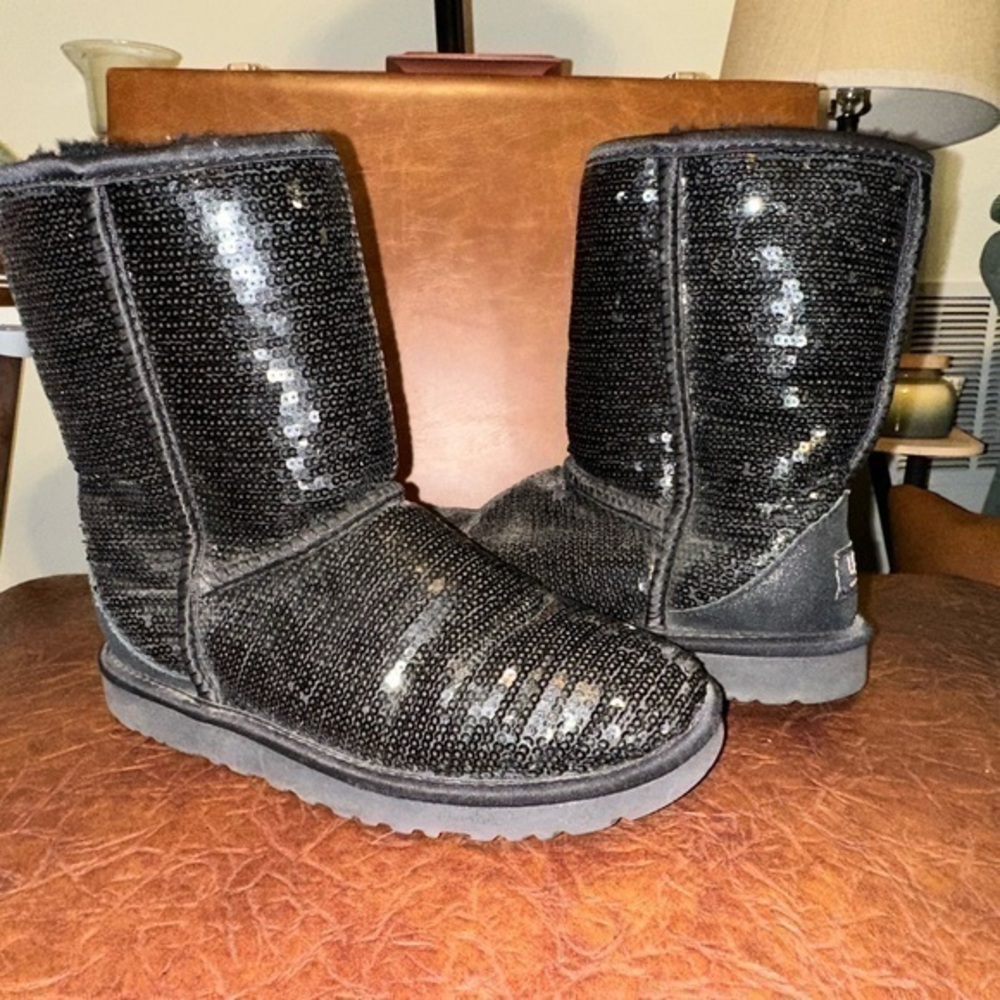UEC UGG Classic Short Chunky Sequin Black Big Girl Size 6